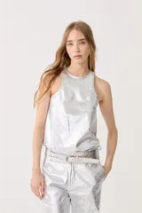 Musculosa plateada de lino metalizado con cuello redondo y sisas amplias.