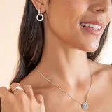 Collar de cadena fina con tres dijes circulares lisos y minimalistas, confeccionado en plata 925.