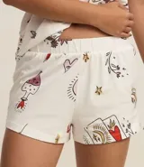 Conjunto de pijama americano corto, compuesto por una camisa de manga corta con cuello solapa y abotonado delantero, y un short con cintura elástica. Estampado con íconos místicos como cartas, corazones y lunas.