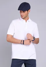 Remera tipo polo de color blanco, con cuello clásico, cierre frontal de botones y mangas cortas. Presenta un diseño minimalista y versátil.