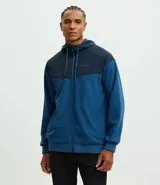 Campera deportiva Get Over con capucha y cierre frontal de cremallera. Presenta un diseño bicolor en tonos grises con estampa lettering en el pecho, bolsillos laterales, puños y bajo elásticos.