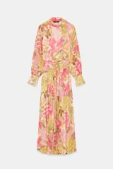 Vestido midi con estampado floral en tonos rosados, verdes y ocres. Presenta cuello con lazo, escote en pico, mangas largas con puños y cintura elástica con cinturón ajustable del mismo tejido. La falda cuenta con un diseño plisado y forro interior.