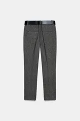 Pantalón de tiro alto con diseño de espiga, corte recto y nervio marcado en el frente. Incluye un cinturón ancho con hebilla metálica dorada y cierre lateral con cremallera oculta.