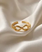 Anillo de plata con baño de oro y diseño de símbolo de infinito.