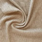 Ruana de tejido de punto trenzado en color crudo, con diseño abierto, corte holgado y mangas amplias tipo kimono.