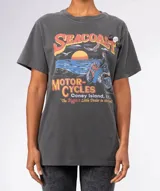 Remera de algodón color gris oscuro con lavado especial, corte holgado y cuello redondo. Presenta un estampado vintage con temática de motocicletas, atardecer y el texto "Seacoast Motorcycles Coney Island, N.Y. 'The Biggest Little Dealer in the World'".