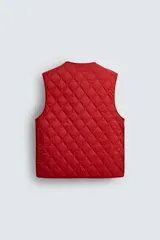 Parka de corte regular confeccionada en tejido técnico repelente al agua. Presenta cuello subido ajustable con cordón, cierre frontal con cremallera oculta por solapa con botones a presión, bolsillos de plastrón con solapa en la cadera y cintura ajustable con cordón. Incluye un forro interior acolchado desmontable.