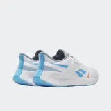 Championes de running Reebok Energen Tech Plus 2, color blanco con detalles en celeste y naranja.