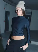 Polera negra de lycra mate, de manga larga y cuello alto.