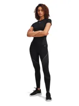 Calza deportiva de tiro alto con diseño sin costuras y paneles texturizados que se adaptan al cuerpo. Presenta un tejido elástico y transpirable con tecnología de control de olores y secado rápido.