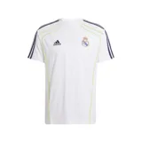 Camiseta de fútbol Adidas del Real Madrid, color blanco con detalles en azul marino y amarillo. Presenta el logo de Adidas en el pecho izquierdo y el escudo del Real Madrid en el pecho derecho. Tiene tres rayas azules en los hombros y cuello redondo. Detalles en amarillo en los laterales y cuello.