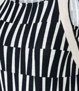 Mono largo de viscosa con estampado geométrico en blanco y negro. Tiene escote cuadrado, breteles medianos, lazo en la cintura y bolsillos laterales.