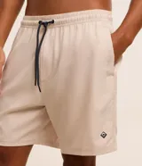 Short de baño marrón con cintura elástica con cordón de ajuste y bolsillos laterales.