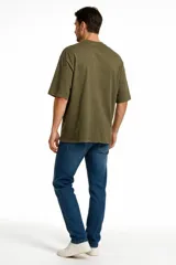 Pantalón jean negro de corte skinny y tiro bajo, con diseño clásico de cinco bolsillos y cierre frontal con botón y cremallera.