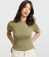 Blusa básica de cuello redondo y manga corta con detalle de dobladillo plegado. Confeccionada en tejido de viscosa con spandex, ofrece un ajuste cómodo y versátil.