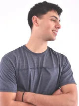 Remera gris claro de corte recto y manga corta, con bolsillo en el pecho.