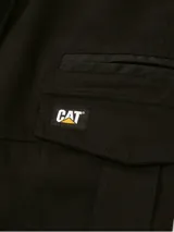 Short cargo color negro con cintura elástica y cordón ajustable. Cuenta con bolsillos laterales, bolsillos traseros y bolsillos utilitarios en las piernas con etiqueta de la marca CAT.