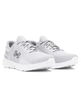 Championes de running Under Armour modelo Charged Escape 4 NM, color gris con suela blanca. Presentan parte superior de malla técnica ligera y transpirable, contrafuerte externo en el talón para mayor sujeción y mediasuela Charged Cushioning® para una amortiguación suave.