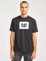 Remera negra de manga corta con cuello redondo y estampa frontal de caja blanca con el logo de Cat en negro.