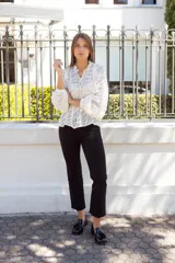 Mocasines negros charol con detalle de borlas en el empeine.