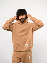 Canguro de felpa color verde menta, con capucha, bolsillo canguro frontal y etiqueta del logo Umbro en la parte delantera.