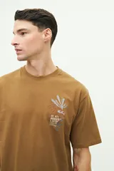 Remera de manga corta color tostado, con ajuste regular y arte bordado en el pecho con motivos de cactus y texto "EST. 1971 BROOKSFIELD S. EDITION".