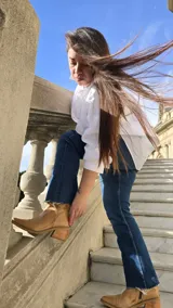 Botas cortas de cuero color blanco marfil con punta fina texturizada estilo reptil y taco cuadrado de madera de 6 cm.