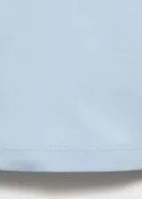 Camiseta de algodón de gramaje medio, con cuello redondo y manga corta. Presenta un corte recto y ajuste regular.