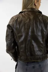 Chaqueta de cuero sintético marrón con diseño estilo biker, solapas con botones a presión, bolsillos con cierre y un pequeño bolsillo con solapa en la parte inferior frontal.