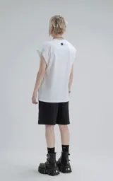 Sudadera blanca de corte extra oversize con hombros caídos y cuello redondo.