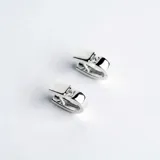 Aros tipo argolla pequeña de plata 925, con diseño cuadrado y detalle de una circonia engastada en la parte superior.