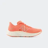 Championes New Balance modelo Fresh Foam X Evoz V3, color coral/naranja con detalles en blanco. Presentan un empeine de malla técnica ligera y entresuela Fresh Foam X para máxima amortiguación.
