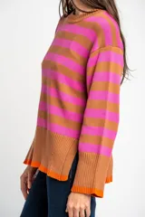 Sweater de punto con diseño de rayas horizontales en azul y rojo, cuello redondo y puños con terminación en color marrón.