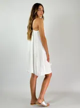 Vestido corto rojo de lino con breteles finos y escote en V con frunce y cordón ajustable.