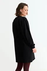 Vestido de algodón de corte recto y holgado, con cuello redondo y mangas largas con puños acanalados.