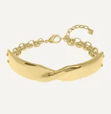 Gargantilla dorada rígida con diseño retorcido.