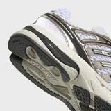 Championes Adidas Adistar Control 5 de estilo urbano y running retro, color blanco con revestimientos metálicos en tonos plateados y detalles negros.