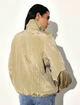 Campera liviana de acabado satinado con textura plisada, cuello alto, cierre frontal, bolsillos laterales, puños elastizados y cordón regulable en la cintura.