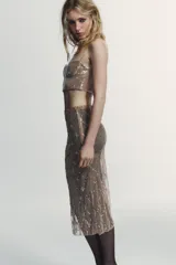 Top corto tipo bralette de escote corazón, cubierto completamente de lentejuelas color oro rosado. Posee tirantes finos ajustables.