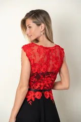 Vestido midi con falda negra acampanada de crepe y top rojo de tul con apliques de flores bordadas al tono. Corte en la cintura con lazo.