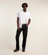 Camisa blanca con rayas celestes, de corte clásico, manga corta y cuello solapa. Confeccionada en fibra de bambú y poliéster.