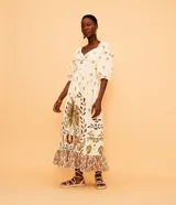 Vestido midi de algodón color crudo con estampado de cocoteros, escote con detalle torcido y mangas 3/4.