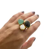 Anillo artesanal de bronce bañado en oro con cuarzo verde agua, perla barroca y piedra de la luna.