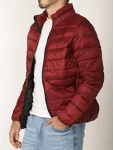 Campera puffer azul marino con cierre frontal, cuello alto y bolsillos laterales con cierre.