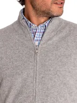 Sweater gris de lana y cashmere con cuello alto y cierre completo.