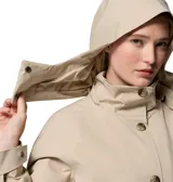 Impermeable gabardina de mujer Columbia modelo Amaze Trench Rain, en color beige claro, con capucha desmontable, cuello alto, cierre frontal con botones y puños ajustables con tiras y botones.