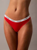 Bombacha tipo colaless de la línea Modern Logo de Calvin Klein, confeccionada en mezcla de algodón elástico. Presenta un diseño de talle medio con bordes planos y la icónica cinturilla elástica distintiva de la marca con el logo estampado.