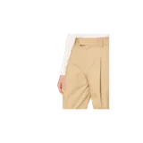 Pantalón de vestir Hugo modelo Celeg Straight Fit, de corte recto y color beige, con pinzas frontales y trabillas para cinto.