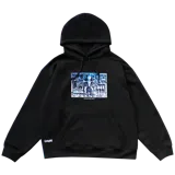 Canguro negro con capucha, corte cuadrado, bolsillo tipo canguro y serigrafía a dos colores en el frente y la espalda.