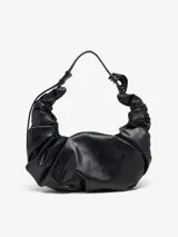 Cartera tipo hobo de gran tamaño y silueta slouchy, confeccionada en material sintético negro con acabado fruncido. Cuenta con una correa ajustable con detalle de hebilla metálica y diseño flexible.